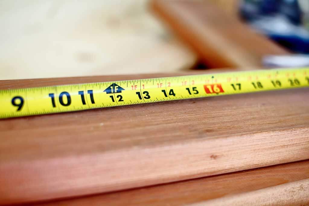 Tape measure for measuring feet and inches